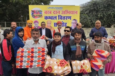 Under Vastradaan Abhiyan, LPS Bossard, UPS Lakshmi, and B.P. Jain Skill Development Centre organized a blanket distribution near Old ITI Ground.